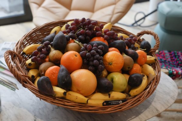 Fruits de saison en corbeille garnie et décorée - EcoTraiteur Paris