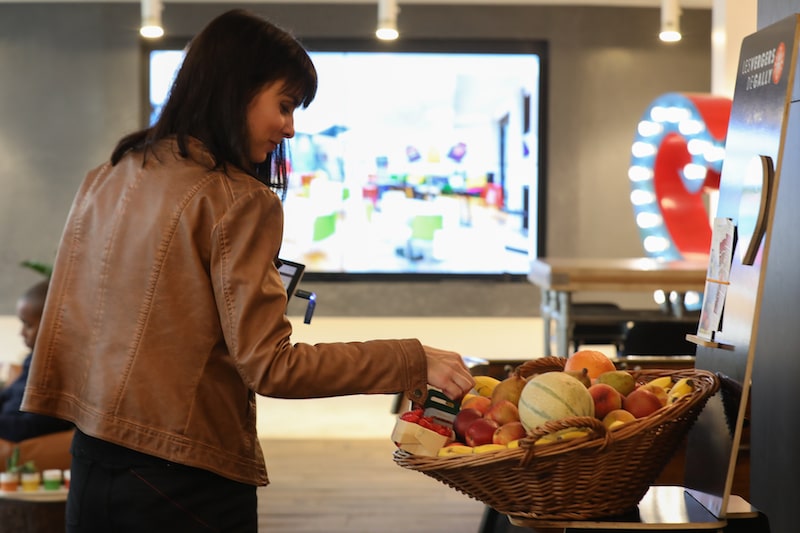 Corbeille de fruits disposée sur son lieu de travail