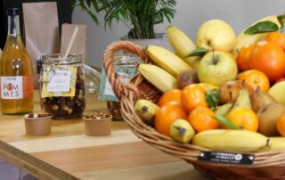 Corbeille de fruits, jus et fruits secs en entreprise